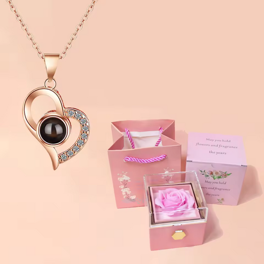 Collar Corazón ‘Te Amo’ en 100 Idiomas con rosa giratoria en caja.